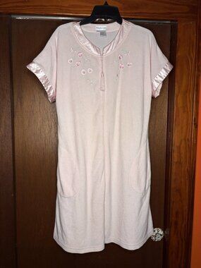 Miss Elaine Robe M Zip Front Smocked Floral Embroidery Short Sleeve Pink Satin